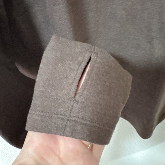 GUウォームスムースクルーネックTのアームホール部分
