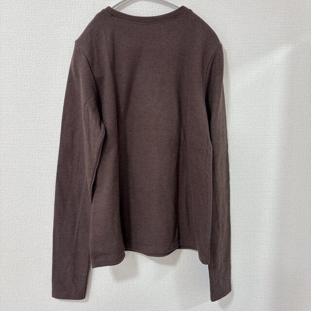 GUウォームスムースクルーネックTのダークブラウンの背面