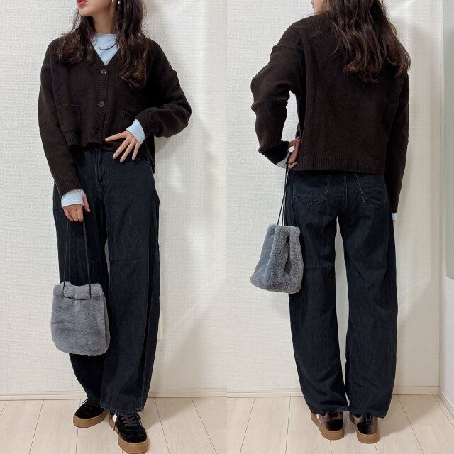 GUウォームスムースクルーネックTのブラック差し色コーデ