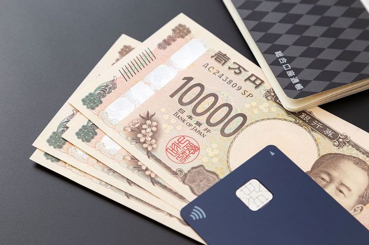 通帳と1万円札