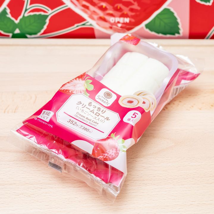 もっちりクリームロール（いちごソース入り）