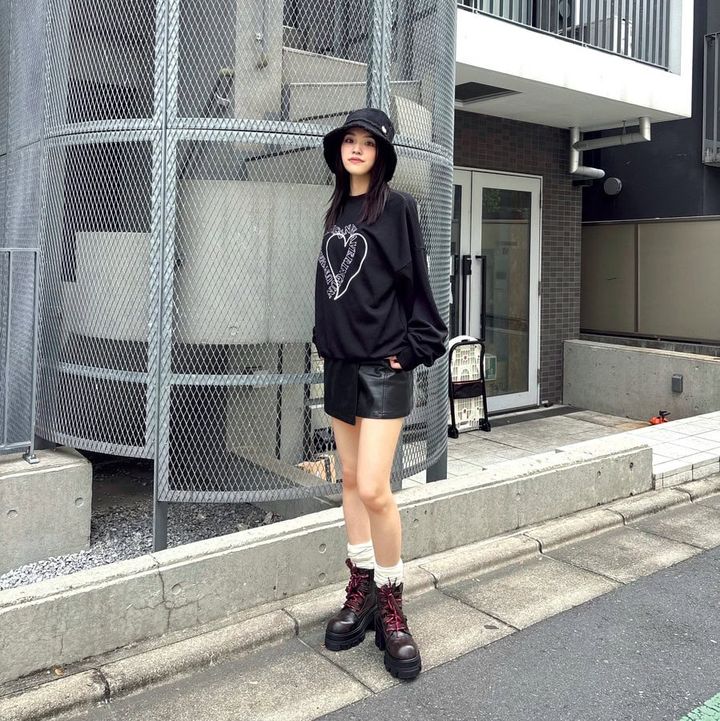 【SNAP】スウェット×レザーSKでモードに♡ 佐藤百華さん