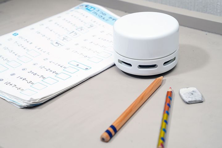 ダイソーの「乾電池式卓上クリーナー」は正直使えない……？