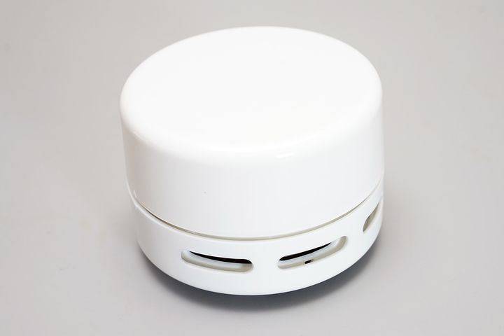 本体の見た目は小型のロボット掃除機。デスクの上を自走できたら楽しいのですが。