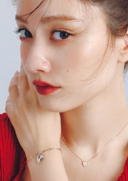 スタージュエリーを身につけた谷まりあさん