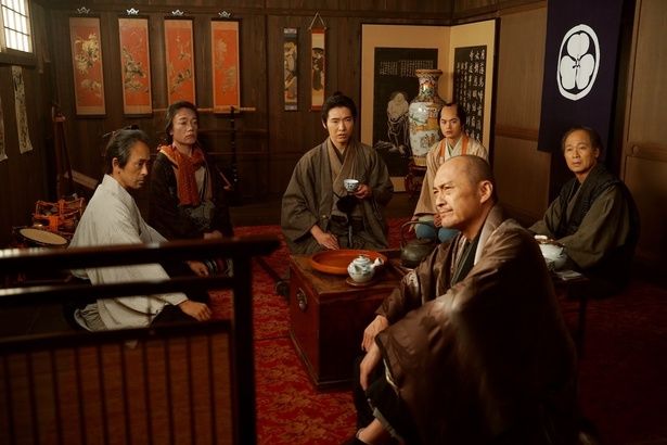 【写真を見る】江戸の町にある芝居小屋「森田座」を訪れる総一郎(柄本佑) [c]2026「木挽町のあだ討ち」製作委員会 [c]2023 永井紗耶子／新潮社