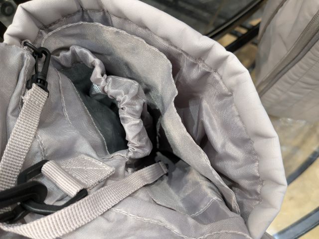 高撥水マザーズキルティングマルチアウトポケットトートのサイド側のポケット