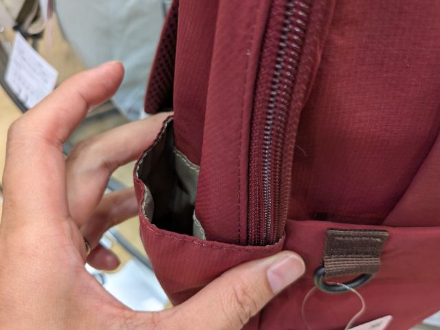 丸い洗いできるかばんデイリュックのサイドポケット