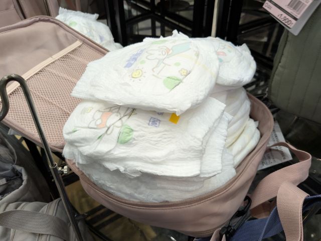 高撥水マザーズ圧縮ショルダーバッグにオムツを詰めている