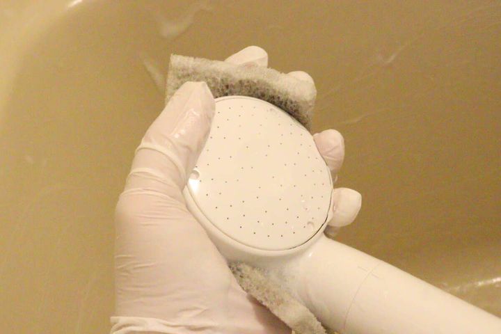 ダイソーの浴室用合成洗剤でシャワーヘッドを洗う