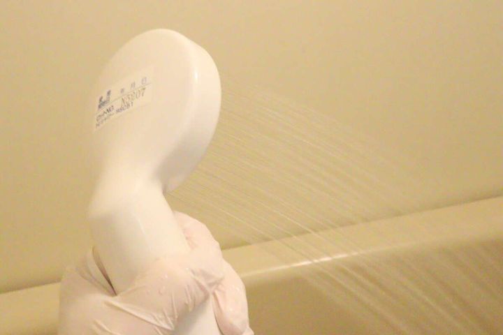 ダイソーの浴室用合成洗剤で浴槽を洗う