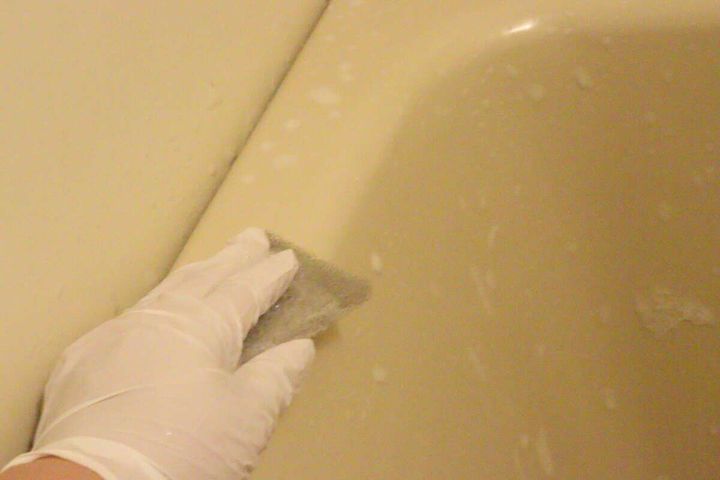 ダイソーの浴室用合成洗剤をスプレーしてこする