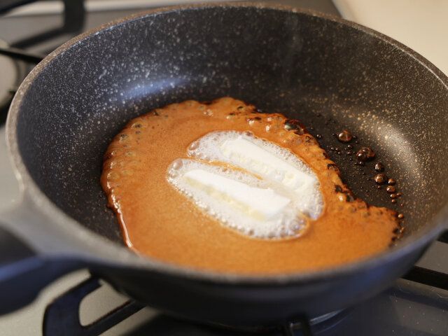 フライパンに砂糖を入れ、中火から中弱火で溶かし、煙りが立ち始め端がこんがりしてきたら、有塩バターを入れキャラメルにする。