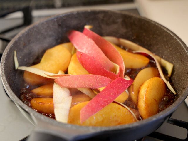 りんごの皮を入れ、火を弱めて12～13分ほど煮る。