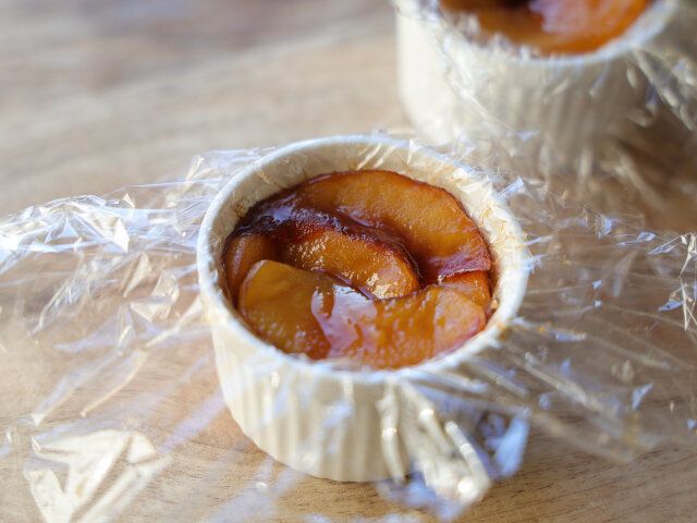 ココット皿にラップをぴったりと敷き、りんごをすき間なく詰める。