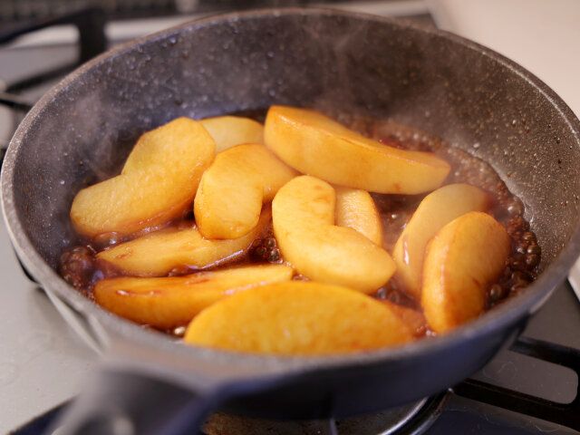 りんごを入れ、上下を返しながらキャラメルを絡める。