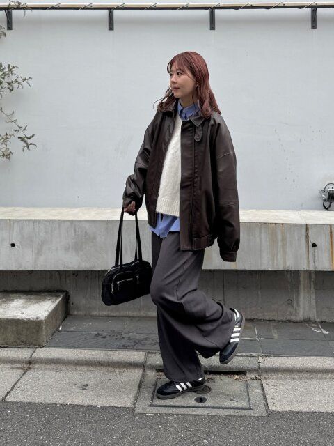 2026元旦大人女性スニーカーレザーブルゾンコーデ