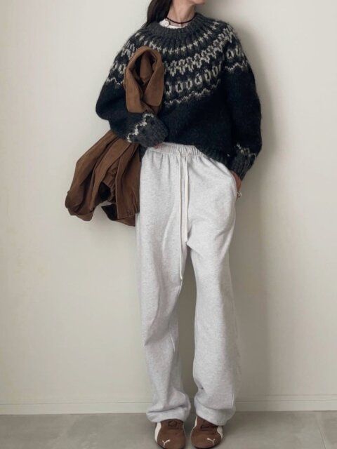 2026元旦大人女性スニーカースウェットパンツコーデ