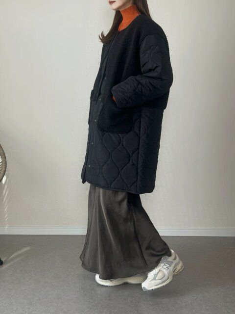 2026元旦大人女性スニーカーオレンジニットコーデ