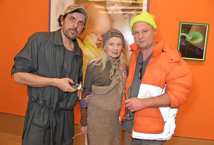 アンドレアス・クロンターラー（写真左）とユルゲン・テラーと。2019年、ロンドンで開催されたテラーの個展「Demelza Kids」にて。