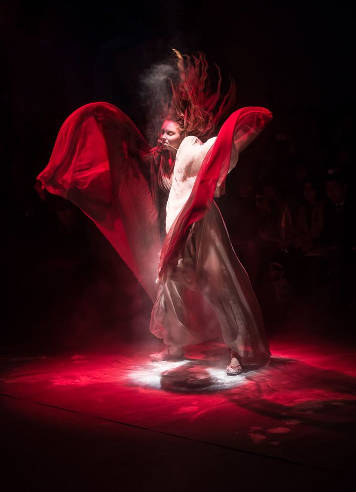 ヴィヴィアン・ウエストウッド レッドレーベル 2024年春夏ショーに出演したリリー・コール。