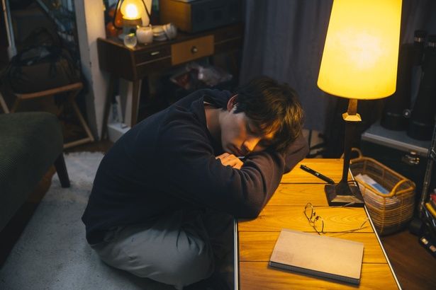 事故で亡くなった弟のフリを続けながら、喪失感と愛情の狭間で葛藤する涼(福士蒼汰) [c] 2025 映画『楓』製作委員会