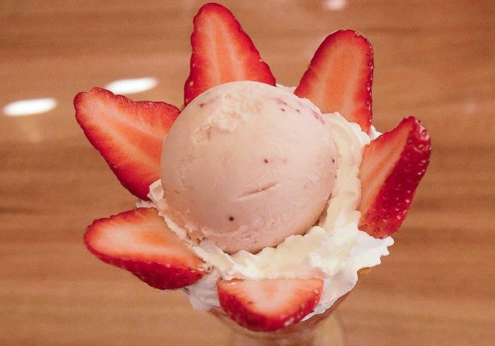 いちご好きならおすすめ！ジョナサン「ハーゲンダッツといちごのパフェDX」