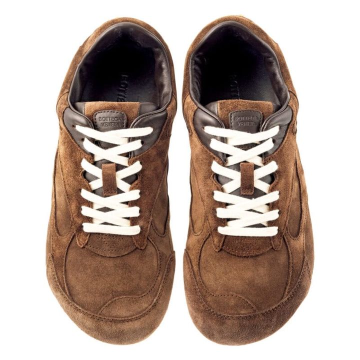履き心地を追求した《オービット》。（ボッテガ ・ヴェネタ／ボッテガ ・ヴェネタ ジャパン）