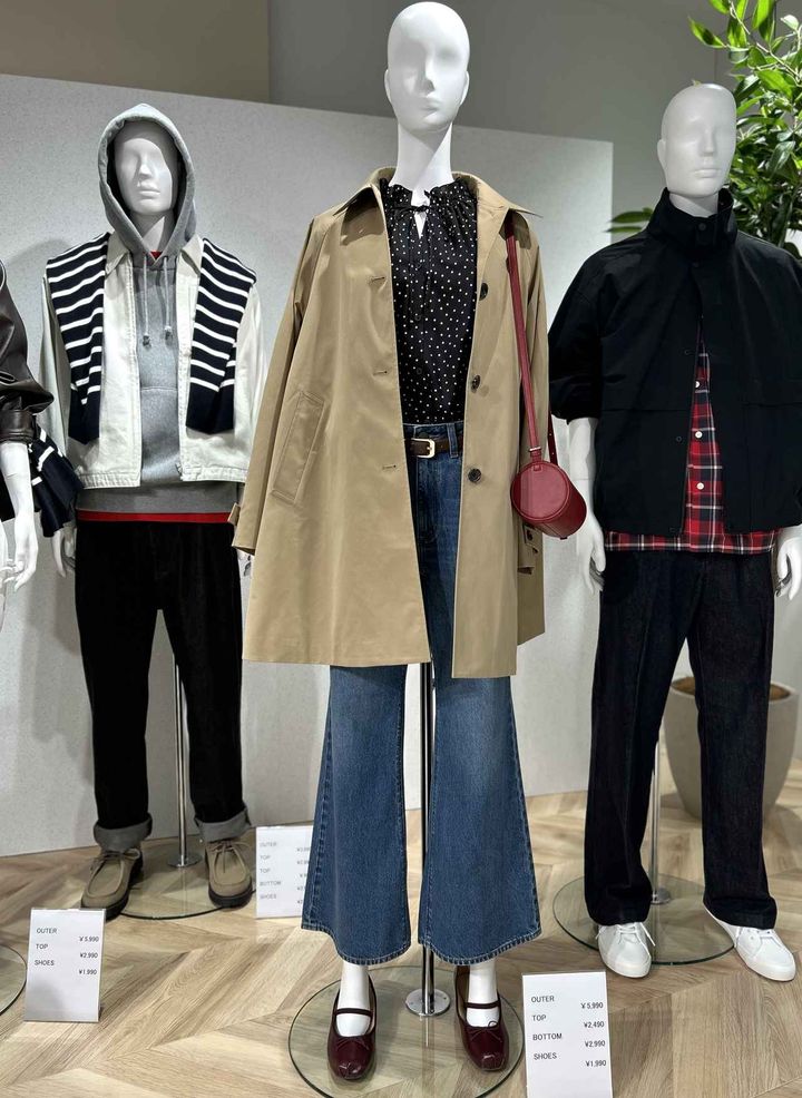 画像: 【GU】スリムフレアジーンズ¥2,990、バルマカーンAラインハーフコート（2026年1月中旬発売予定）¥5,990、フリルネックチュニック¥2,490、シリンダーバッグ¥2,990 www.gu-global.com