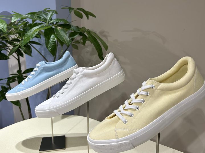 画像: 【GU】ふかふかキャンバススニーカー各¥1,990 www.gu-global.com