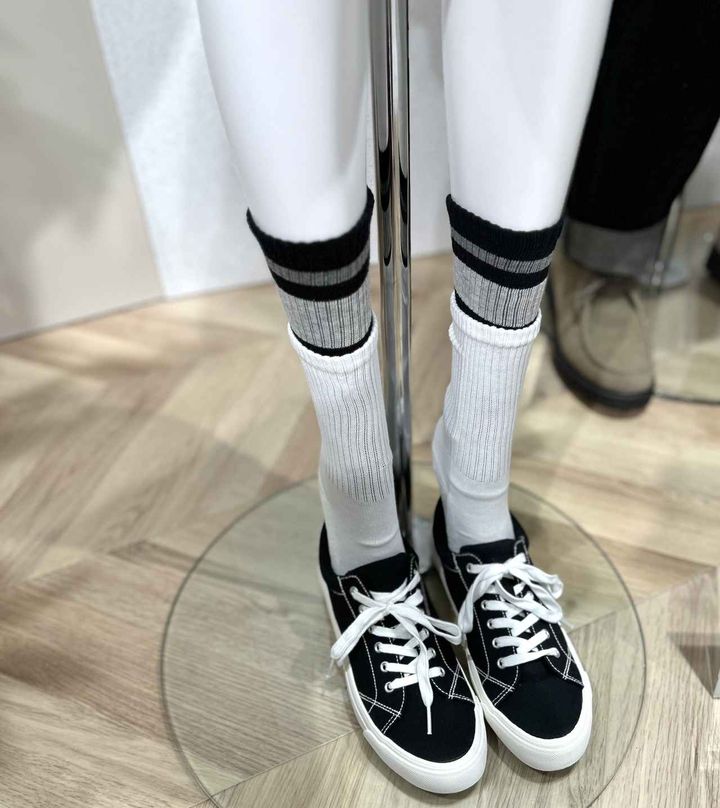 画像: 【GU】ふかふかキャンバススニーカー¥1,990 www.gu-global.com