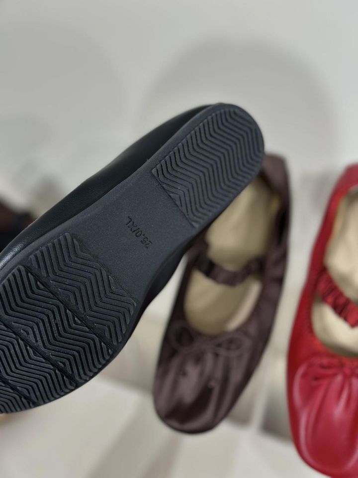 画像2: 【GU】ストラップバレエスニーカー（一部店舗、オンラインストアで販売）各¥2,990 www.gu-global.com