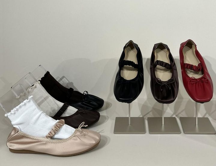 画像1: 【GU】ストラップバレエスニーカー（一部店舗、オンラインストアで販売）各¥2,990 www.gu-global.com