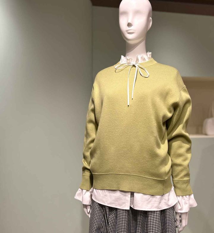 画像: スウェットライクニットオーバーサイズプルオーバー¥2,490、フリルネックチュニック¥2,490 www.gu-global.com