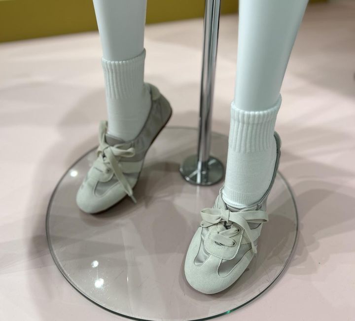 画像2: 【GU】ギャザーバレエスニーカー各¥2,990 www.gu-global.com