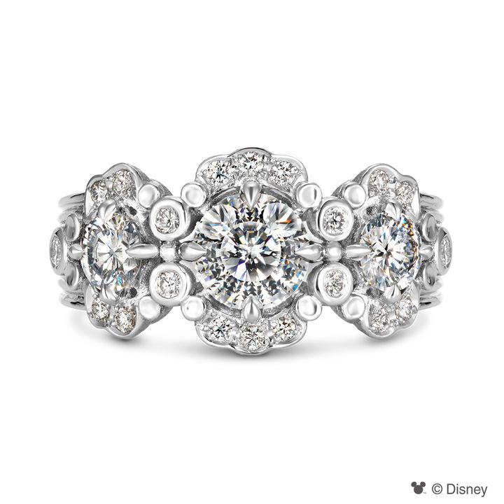 「ミッキーマウス」が浮かび上がる憧れのダイヤモンドをセットした婚約指輪