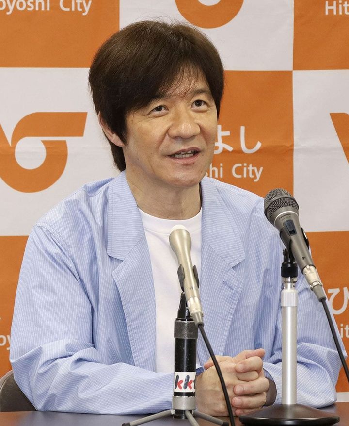 自身が監督を務めた映画『夏空ダンス』について説明する内村光良さん＝2023年6月14日、熊本県人吉市