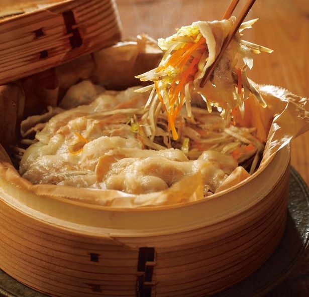 野菜を手軽にたっぷり食べられる「千切り野菜の豚肉蒸し」 （C）らむ／ワニブックス