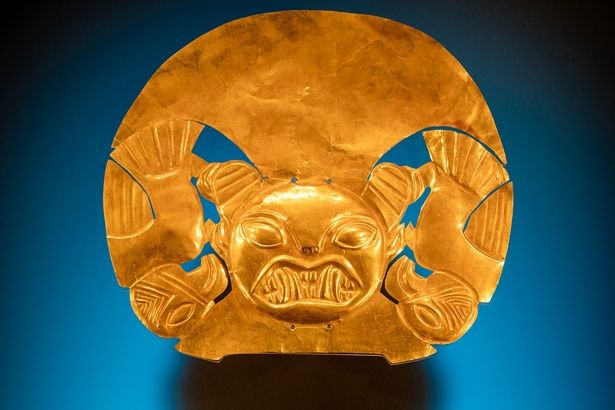 ネコ科動物とコンドルが表された頭飾り(西暦100-800年) ラルコ博物館所蔵 (c) MUSEO LARCO LIMA - PERU