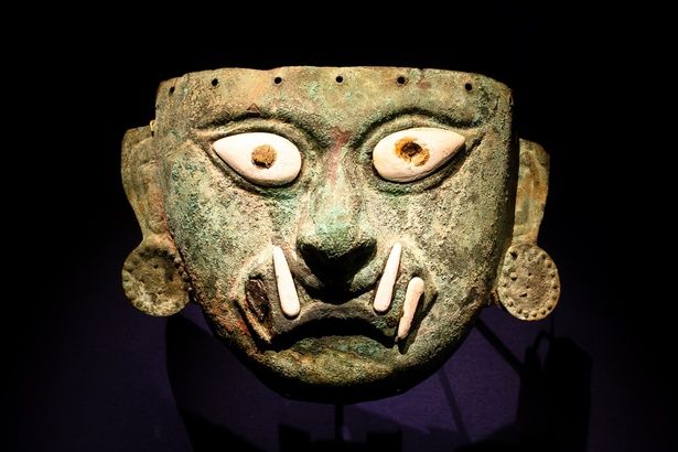 アイ・アパエックの顔を表した埋葬用仮面(西暦100 ‒ 800年) ラルコ博物館所蔵 (c) MUSEO LARCO LIMA - PERU