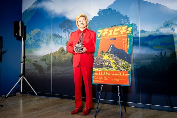 『神話上の動物を表現した彫刻』を手に、オープニングセレモニーに登壇したカズレーザーさん