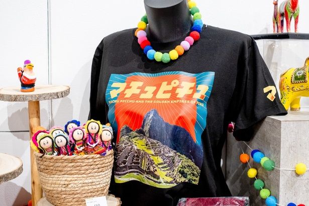 マチュピチュ展 T Shirt(4290円)。手前はペルー人形ボールペン(550円)