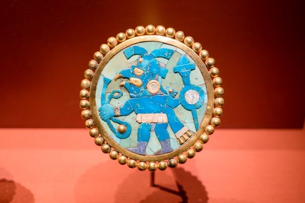 モザイク状の鳥の戦士の耳飾り(西暦100-800年) ラルコ博物館所蔵 (c) MUSEO LARCO LIMA - PERU