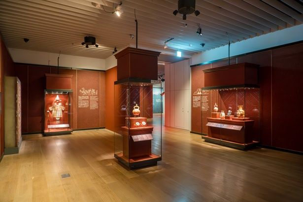 「犠牲の儀式」の展示風景 「CREVIAマチュピチュ展」会場 (c) NEON Group Limited. All Rights Reserved. / (c) MUSEO LARCO LIMA - PERU