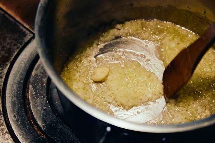 玉ねぎを炒める