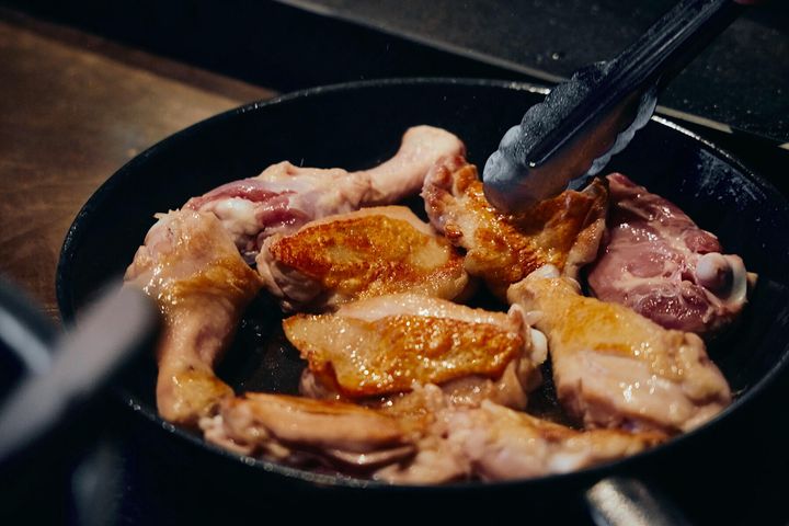 骨付き鶏もも肉を焼く