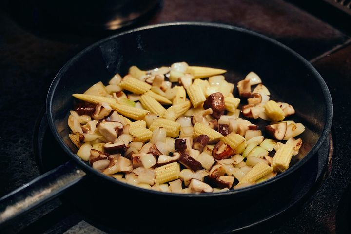 玉ねぎ、椎茸、ヤングコーンを炒める