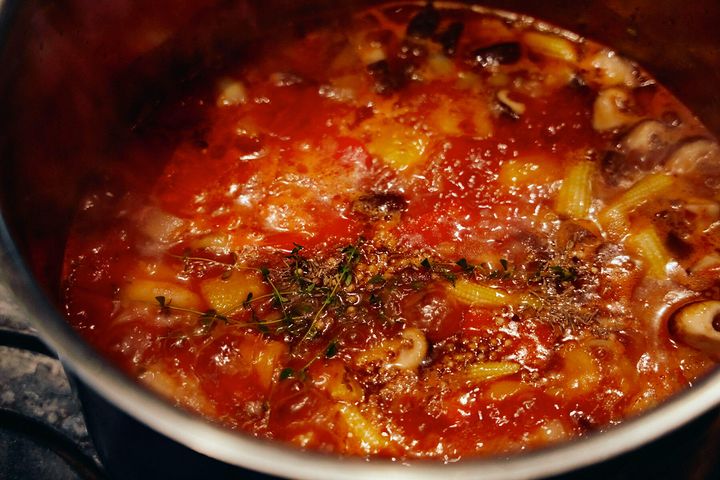 ハーブとスパイスを加えて煮込む