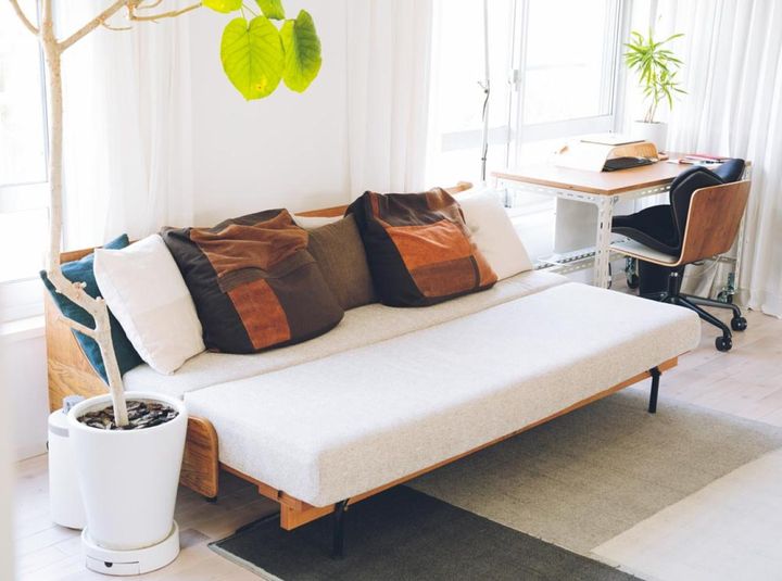 来客用のベッドとしても使えるソファを新調。柿渋染めのはぎれをパッチワークにしたクッションカバーは重松さんの手作り。