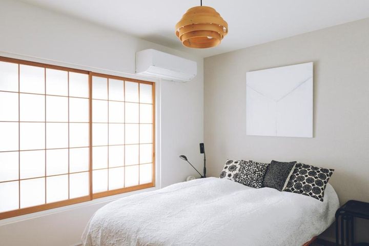 間取りは1LDKで、唯一の個室は寝室に。クッションカバーはインド、ベッドカバーはポルトガルで購入。